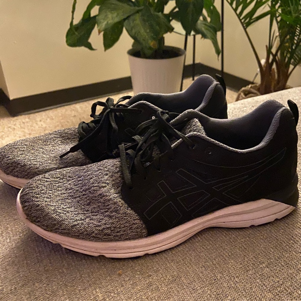Men’s ASICS Cross Trainers shoes - Barely Worn!